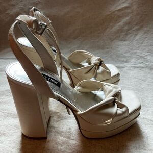 Nine West Cream White Faux Leather Knotted Platform Sandals Women's Size 6.5
